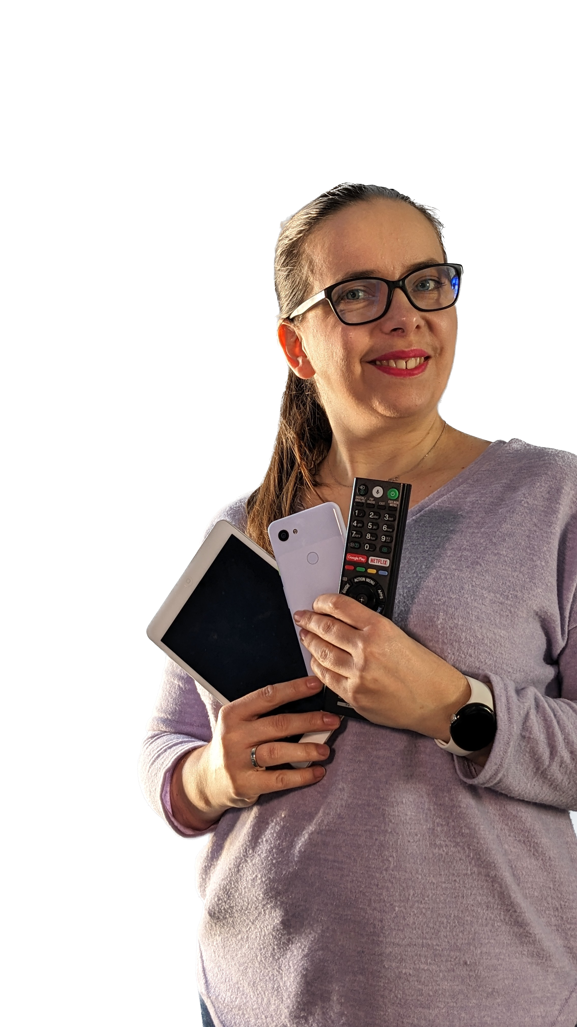 Beata Broniek - edukatorka cyfrowa trzymająca w rękach tablet, telefon i pilota telewizroa