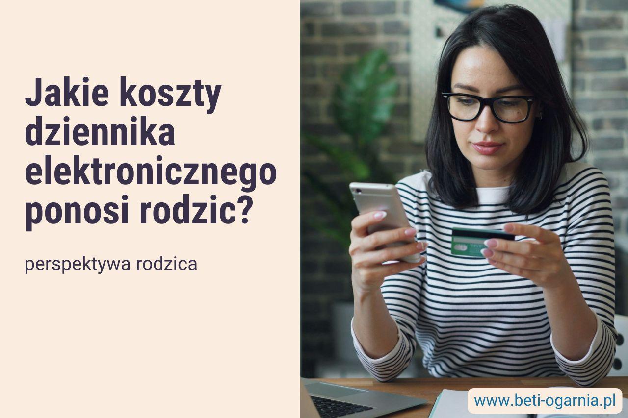 tytułowa grafika artykułu "Jakie koszty dziennika elektronicznego ponosi rodzic - perspektywa rodzica" a na nim grafika mamy w okularach trzymającej w ręku smartfon i kartę płatniczą