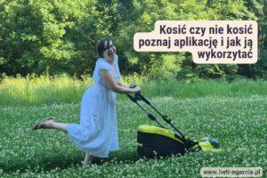 Beata Broniek w białej sukience pcha kosiarkę przez trawnik. Na tym tle jest tytuł artykułu "Kosić czy nie kosić - poznaj aplikację i jak ją wykorzystać"
