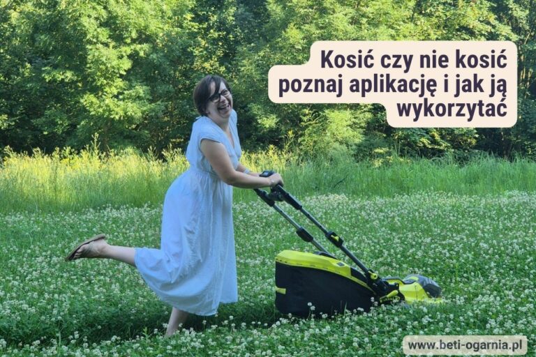 Beata Broniek w białej sukience pcha kosiarkę przez trawnik. Na tym tle jest tytuł artykułu "Kosić czy nie kosić - poznaj aplikację i jak ją wykorzystać"
